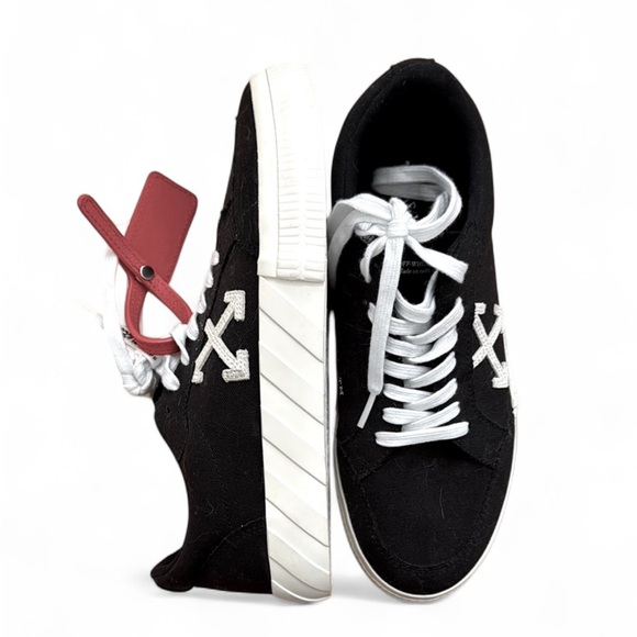 Off-White Black and White Low-Top Sneakers - Picture 1 of 9